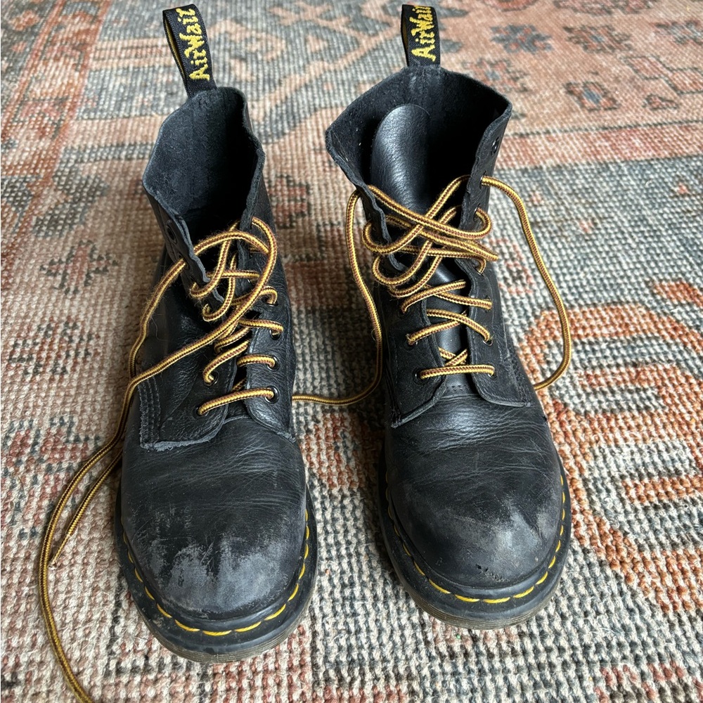 Virginia Leather Lace Up Dr. Martens